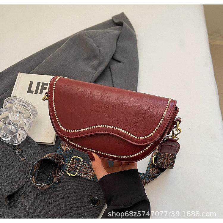 2025 New Temperament Fashion Design One-shoulder Crossbody Foreign Solid Color Embroidered Saddle Bag Retro Niche Crossbody Bag