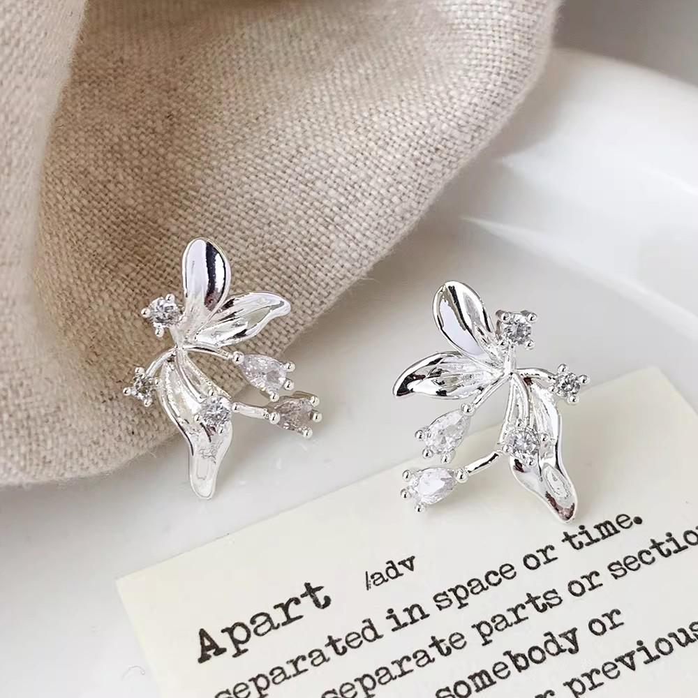 Luxury French Iris Flower Stud Earrings for Women: Diamond Inlaid, Trendy, Versatile, and Elegant.