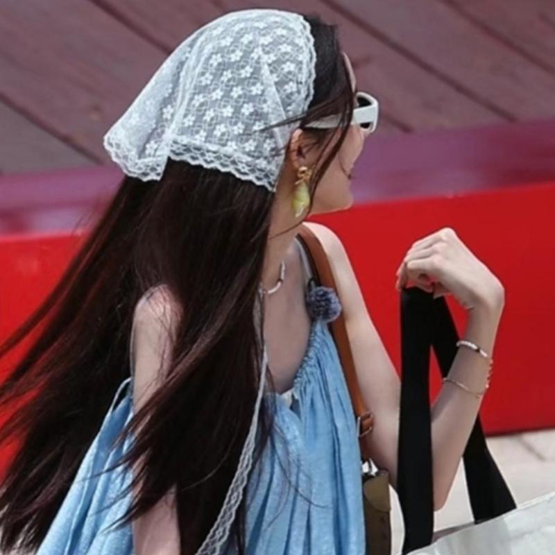 Lace lace elegant temperament Lace female flowers white sweet triangle scarf light breathable ribbon art travel photo