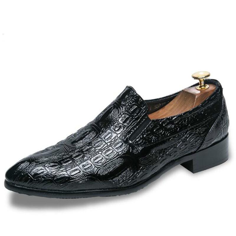 Hot Salepattern Male Slip-On Driving Shoes Pointed Toe Soft Comfortable Designer Loafers Moccasins for Men 559