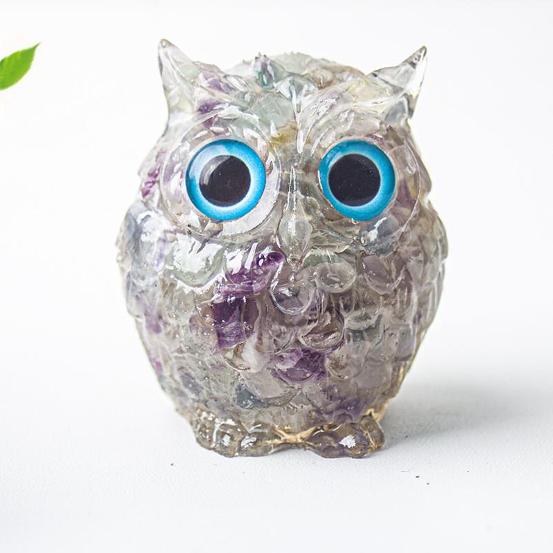 Uil als bureaudecoratie van kristalhars met glinsterende steentjes, ideaal als cadeau voor thuis of op kantoor.