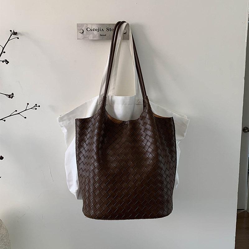 Niche woven pattern hand carrying bucket bag women's new large-capacity commuting shoulder underarm mother and child bag