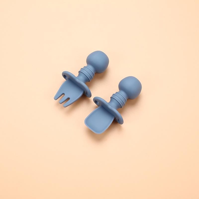 Punktuell lebensmittelechte Baby-Silikonplatte - Fallfest, Dreifach unterteilt mit Saugfuß.