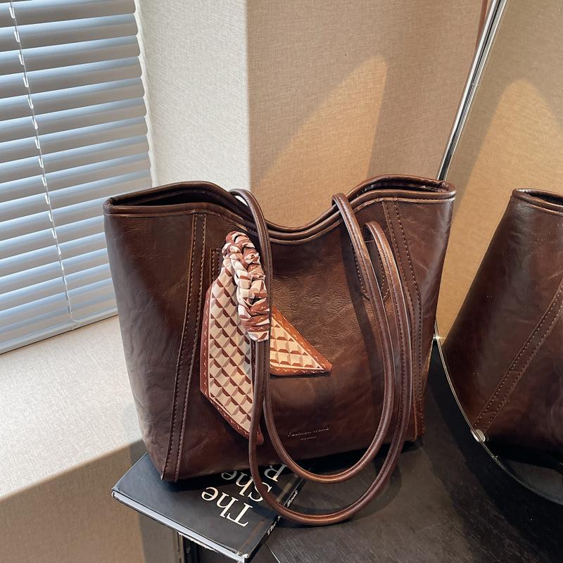 

Large capacity tote bag women s 2024 new high-end shoulder bag versatile fashion casual work commuter bag темно-коричневого кольору