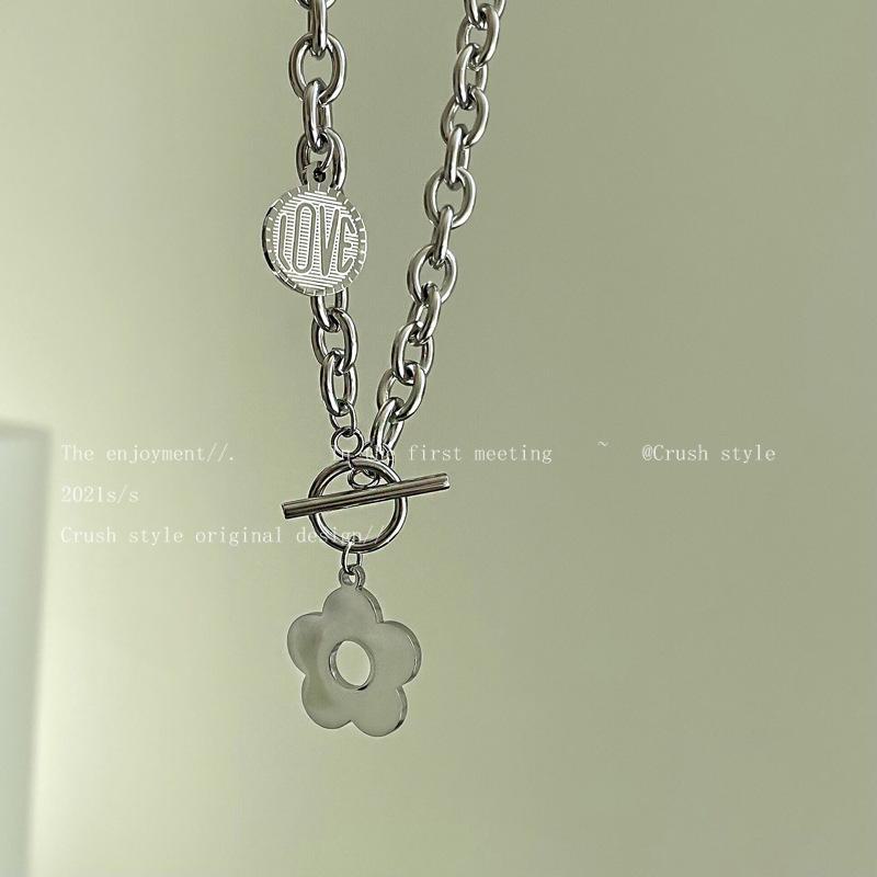 Minimalist Floral Pendant Necklace - Women's Hip-Hop Punk Style Clavicle Chain, Retro Hong Kong Personality Neck Chain