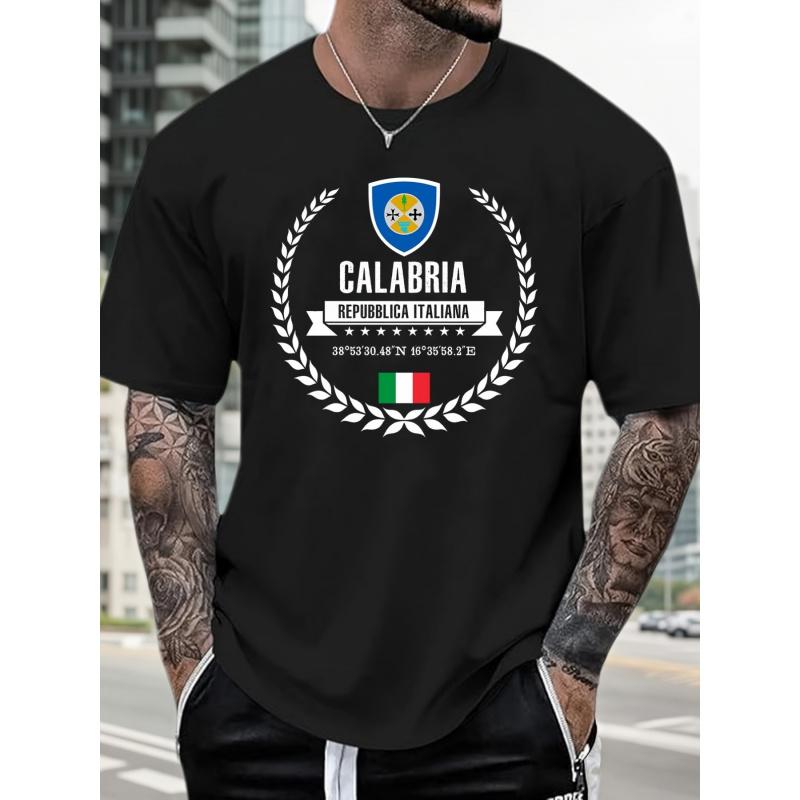 T-shirt da uomo realizzata al 100% con una grafica della Calabria che mostra il patrimonio italiano con una corona d'alloro ed emblema della bandiera. Offre
