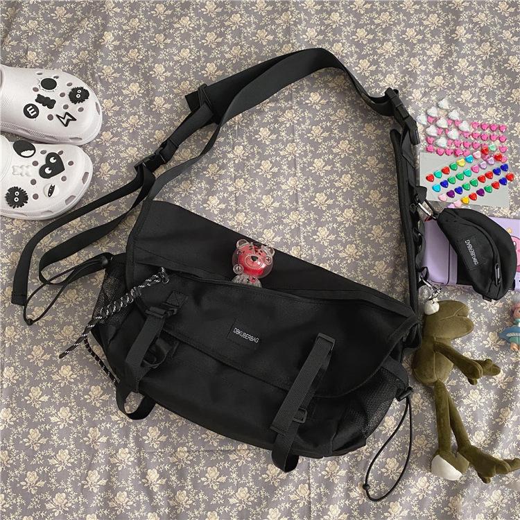 Japanischer Harajuku Tide und geschlechtsneutraler dunkel schwarzer Funktionsbeutel Koreanischer Ins Retro Werkzeug Messenger Bag mit großem Fassungsvermögen