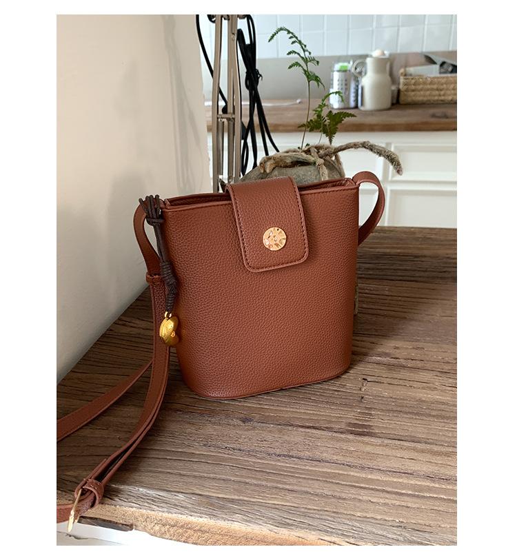 Retro Niche Texture Mobile Phone Bag Women's 2025 New Fashion Going Out Bucket Bag Foreign Style Ins Shoulder Messenger Bag