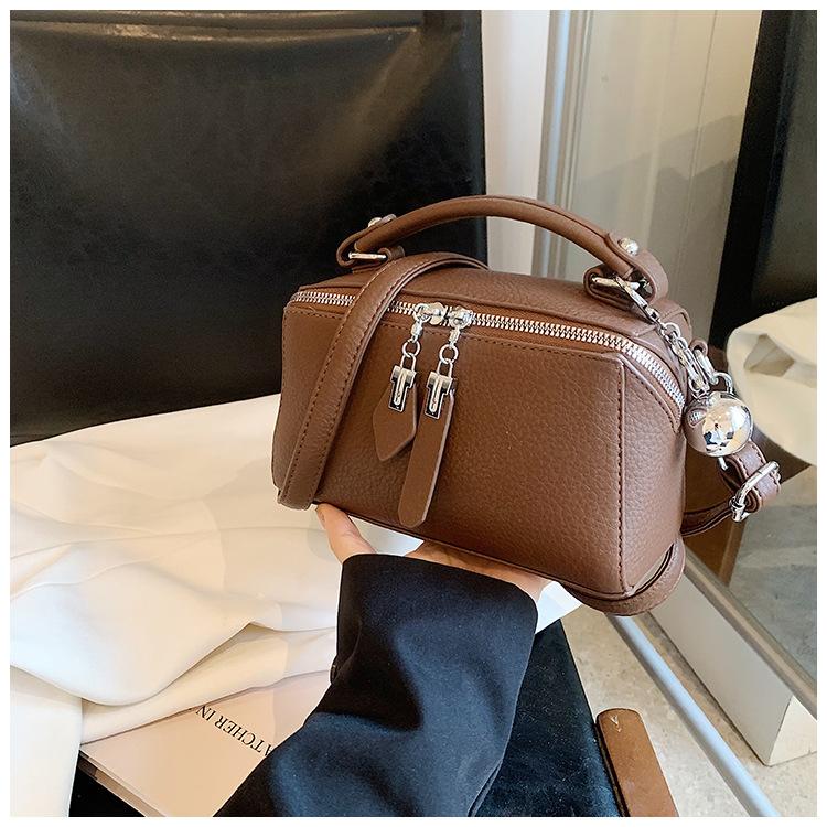 Fashionable and High-quality Handbag, Retro and Simple Boston Single-room Crossbody Small Square Bag