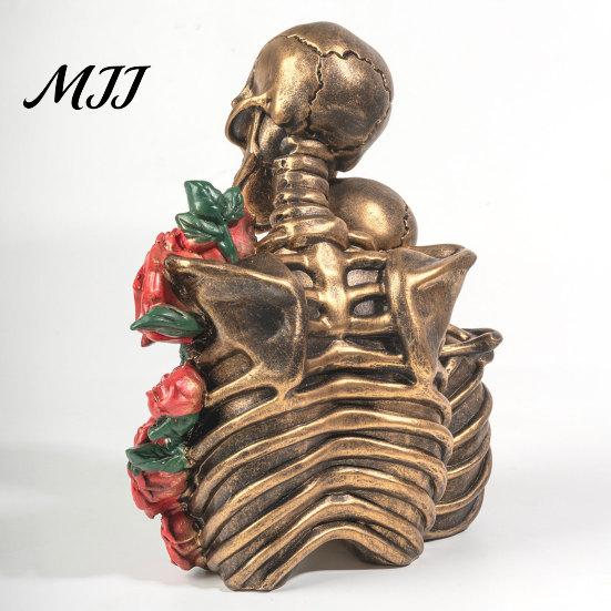 Gothic Skeleton Ornament Hugging Couple Figurine, Rose Skull Resin Retro Sculpture, Vintage Decoration, Romantic Halloween Party Supplies