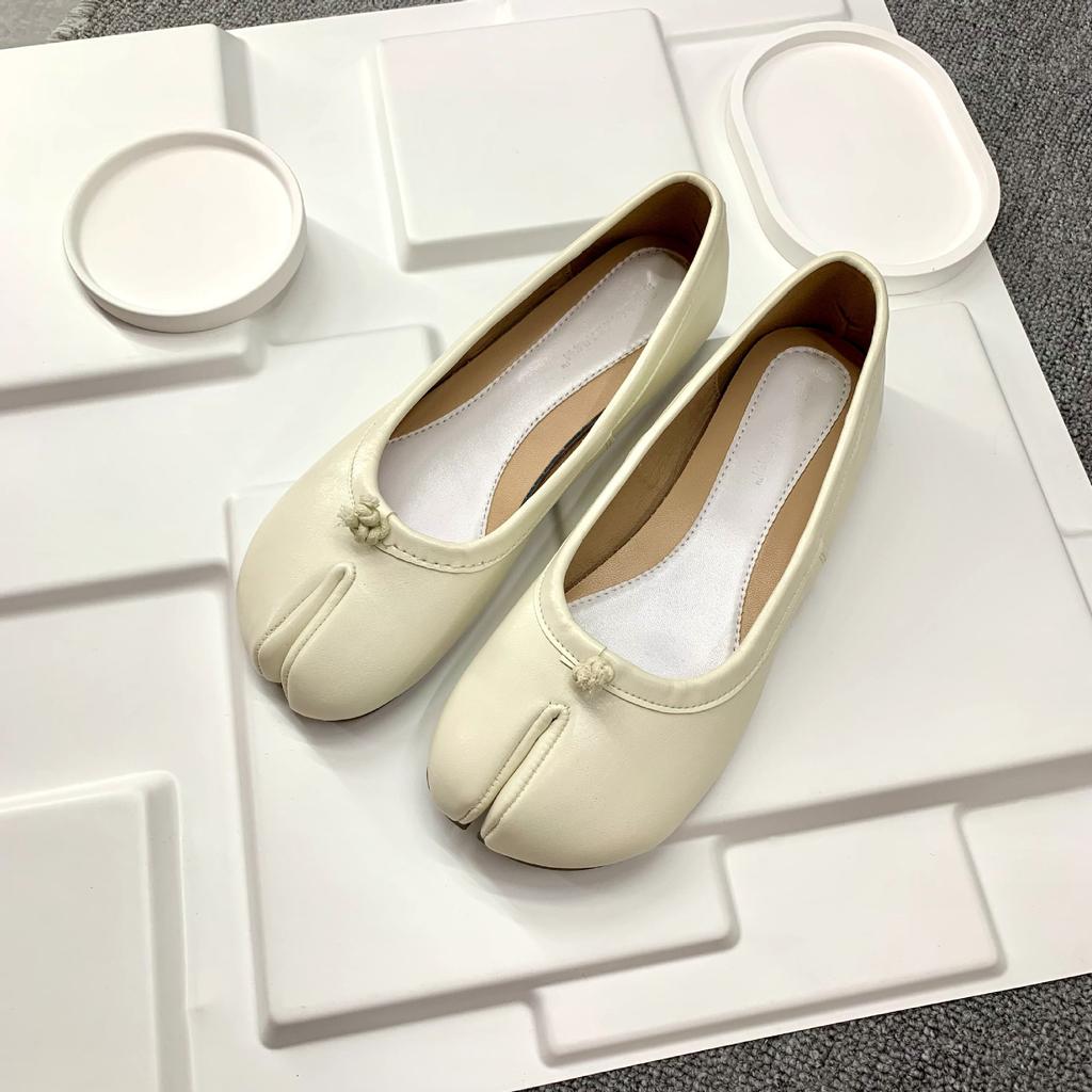 Spot second hair! Fashion versatile new leather pig's trotters split-toe shoes personalized shallow mouth flat bottom loafers women's single shoes