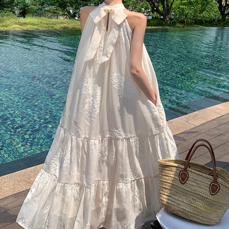 Temperament Bohemian Badeort Stil Sexy Lose Hängenden Hals Charakter Stickerei Ärmelloses Midi Kleid Frauen Sommer 2024