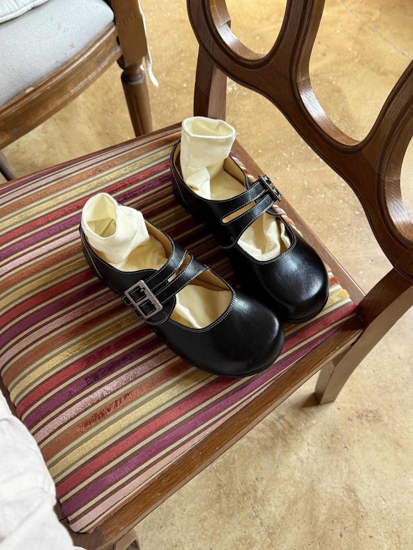 

French shallow mouth small single shoes women s autumn 2025 new fashion versatile lazy one pedal casual Mary Jane shoes 35 чёрный