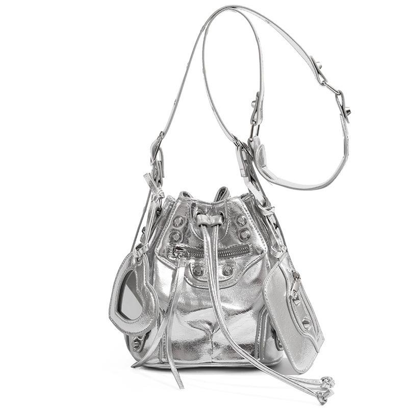 New Versatile Drawstring Women's Bag Fashion Bucket Bag Rivet Motorcycle Bag High-end Casual Commuter Shoulder Crossbody Bag