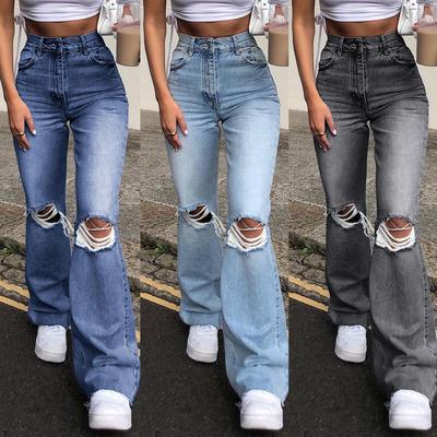 Denim-Hose mit weitem Bein. Zerrissene Bootcut-Jeans