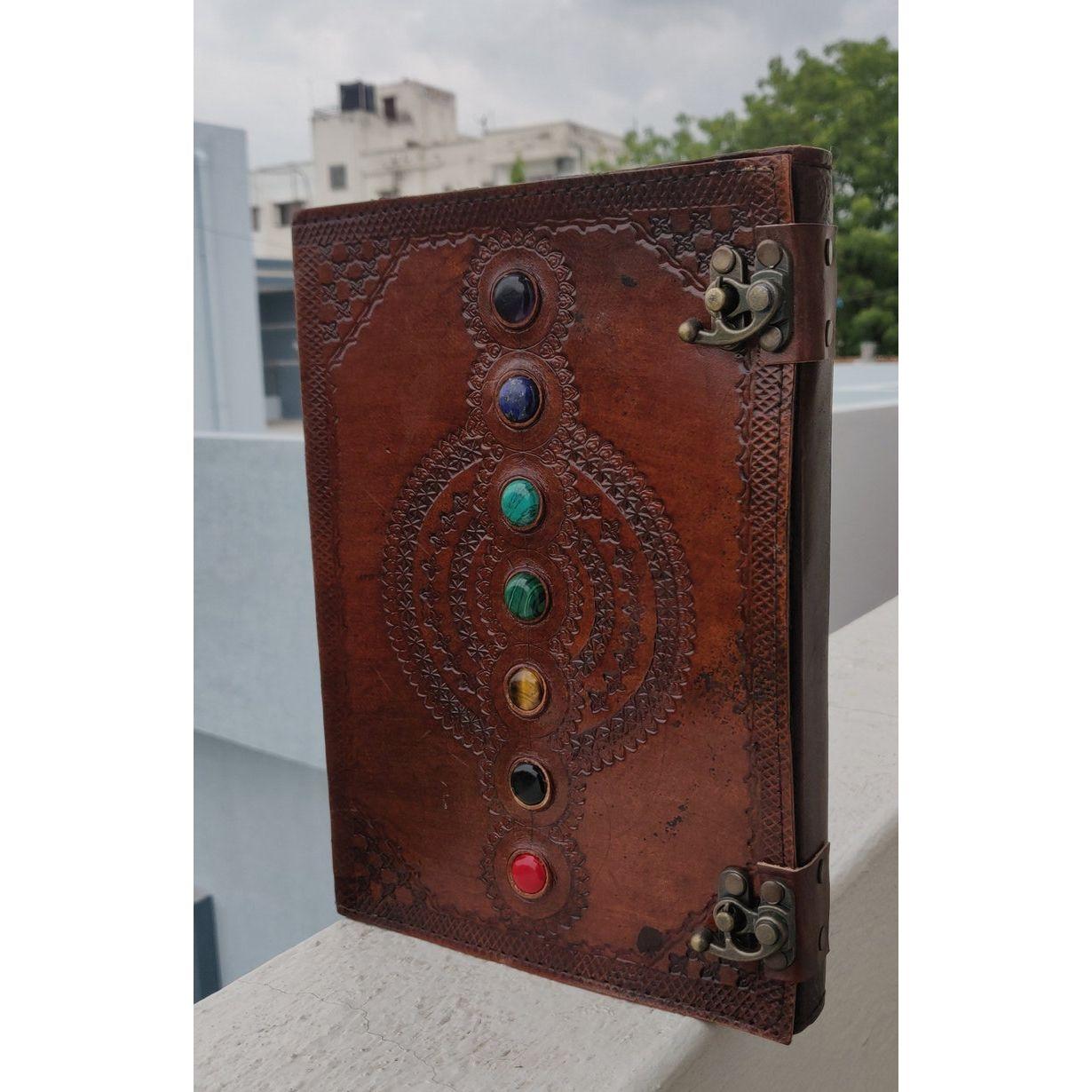 

Кожаный журнал «Семь чакр»: Тисненый Гримуар ручной работы 13 x 10 in