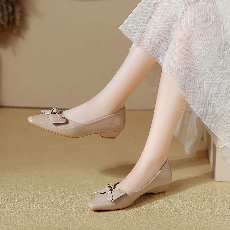 Square head bow light mouth low heel single shoes women's 2025 spring and autumn new burgundy patent leather not tired feet thick heel women's shoes