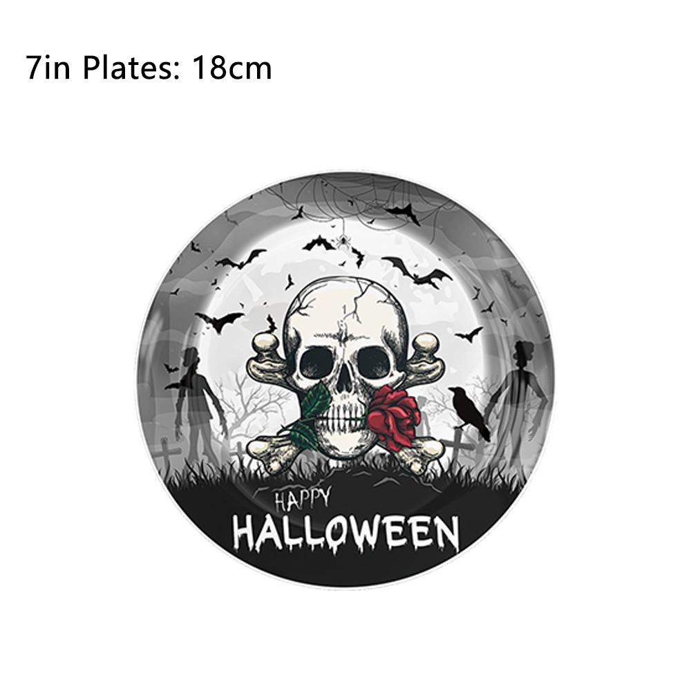 Potřeby pro halloweenskou párty zahrnují papírové talíře, kelímky, ubrousky, ubrus, banner