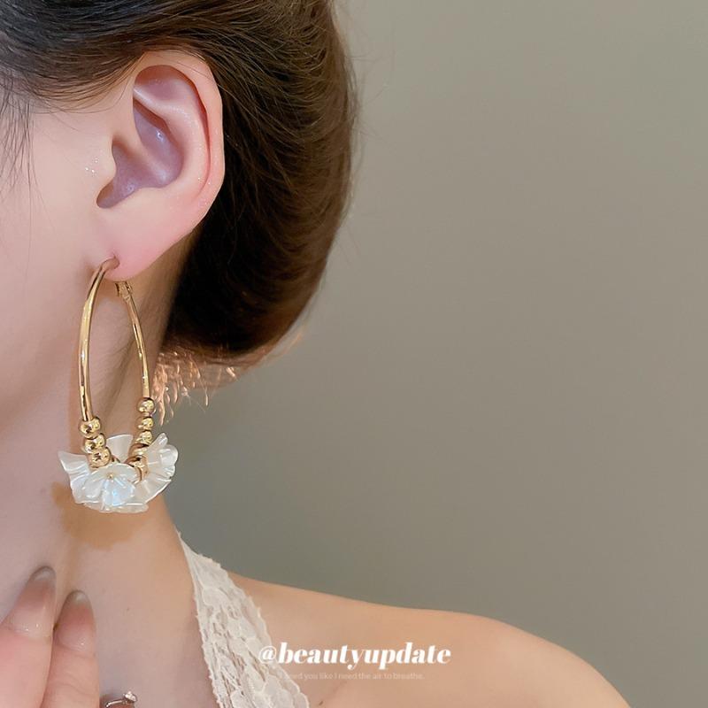Silver needle acrylic flower round earrings, cold wind temperament earrings, light luxury and high-end earrings for women