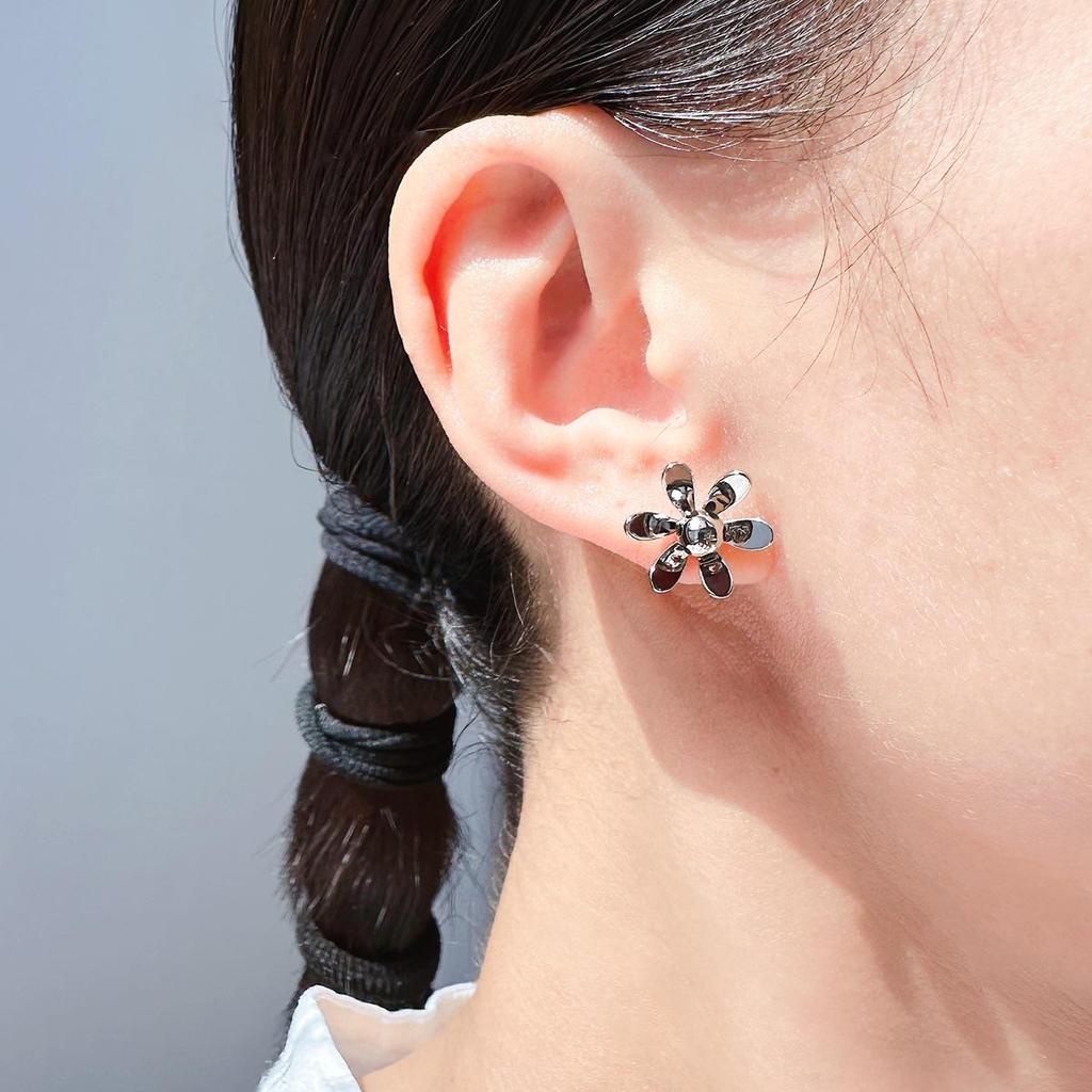 Stylish 3D Abstract Flower Stud Earrings: Silver Needle, Versatile & Chic for Women