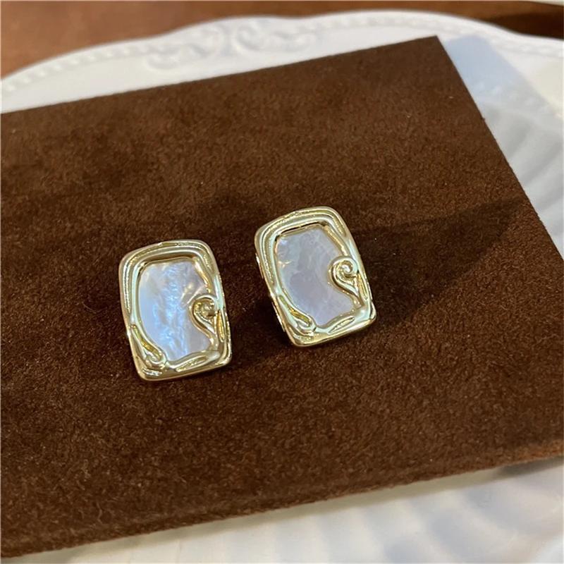 

Квадратные серьги с белой эмалью для женщин, золотистые металлические боковые серьги, французские винтажные изогнутые женские крошечные серьги в стиле бохо с уникальным дизайном как