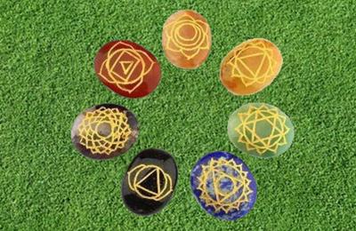 Purpledip Seven Chakra Healing Stones Set of 7: Reiki Healing Crystals with Engraved Chakra Symbols; Holistic Balancing Polished Palm Stones (10904)