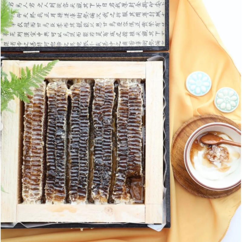 Dárková sada medu z pláství Med 100% balení Včelí úl Původní plástvový med, 110g, 1 kus