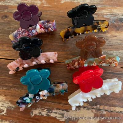 Pinza de Acetato para el Cabello con Flor de Colores Etiqueta Dorada - Sencillo Accesorio para Semirecogido