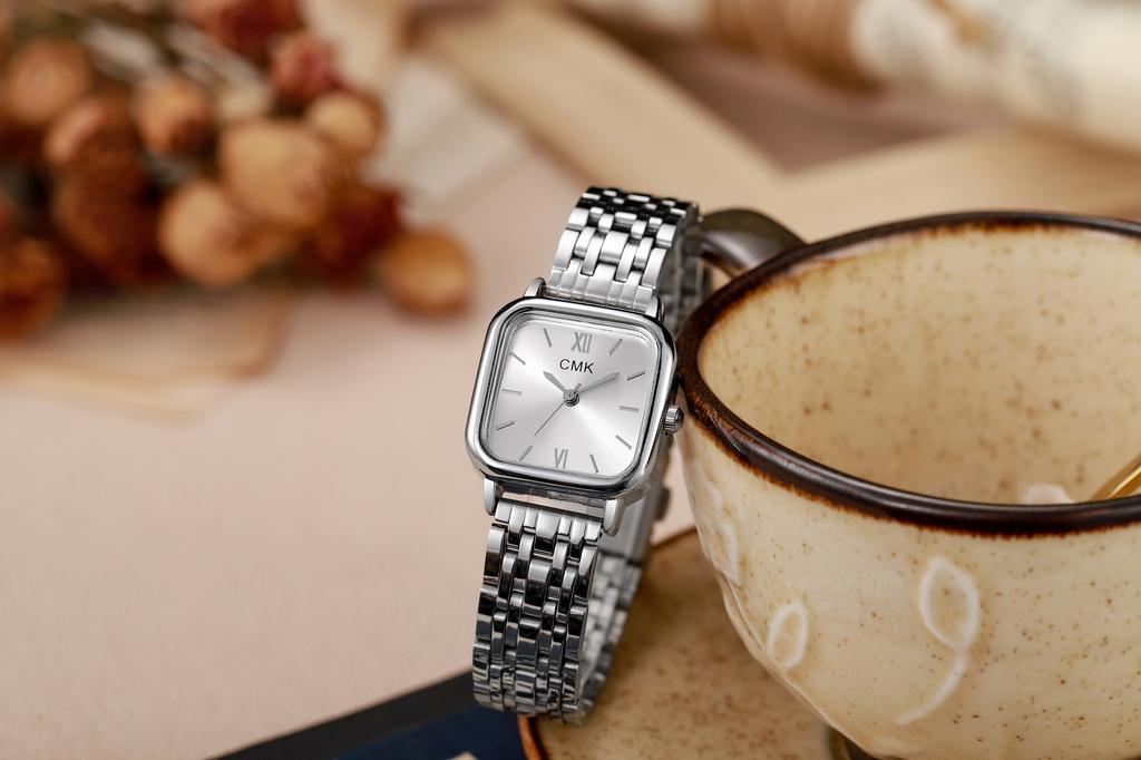 Fashion Light Luxury Square Dial Alloy Strap Women's Quartz Watch Bracelet Set of 6, Suitable for Thanksgiving and Christmas Gif