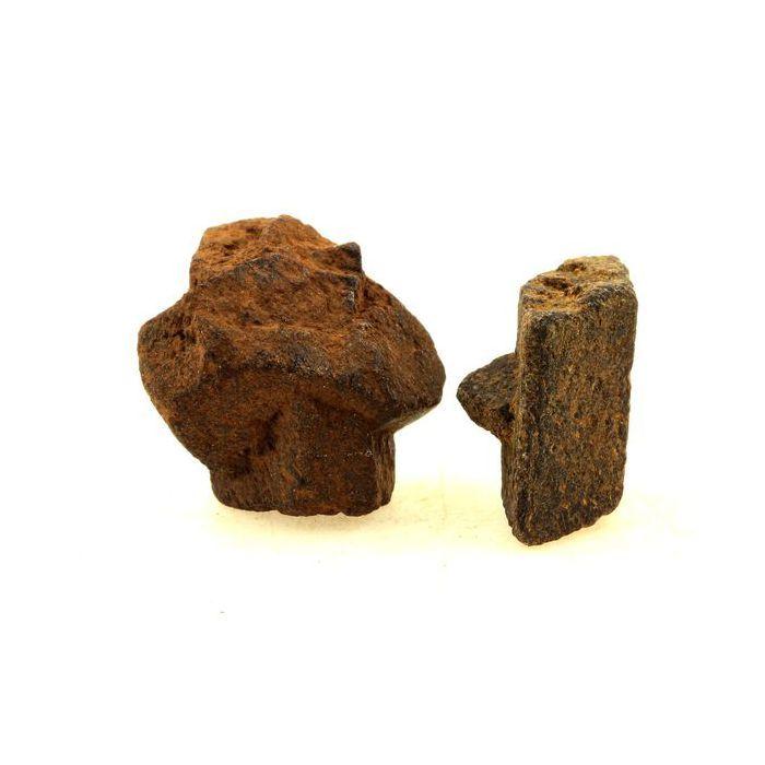 Pierres et Minéraux. Staurolite. (2 pcs) 96.80 ct. Kerzest, Coray, Finistère, France.