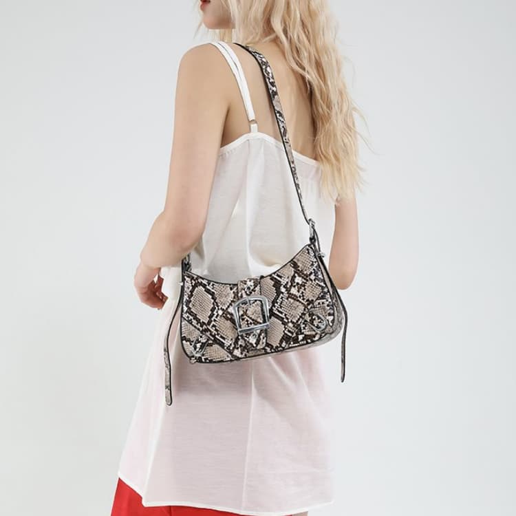 Bolsa de ombro transversal feminina com fivela de metal e estampa de cobra