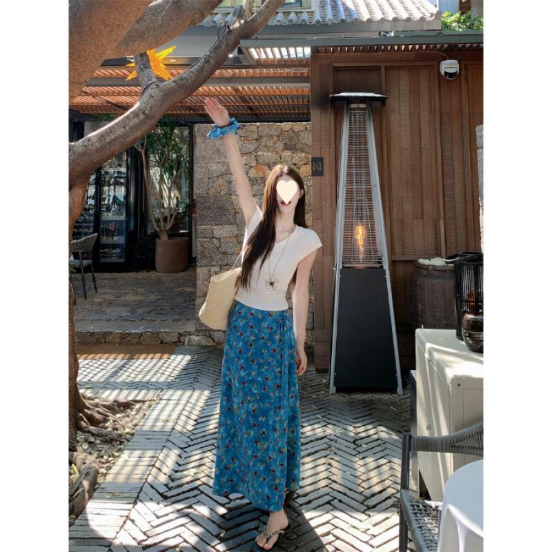 Fashion suit White V-neck short-sleeved T-shirt Women's summer high-waisted and thin floral skirt two-piece set
