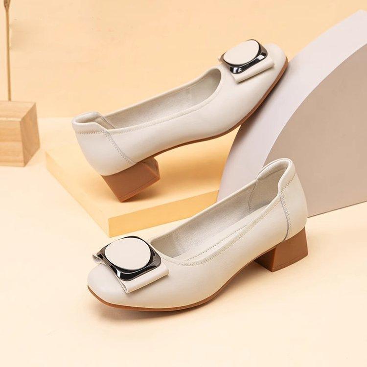 

Осенние туфли-лодочки на среднем каблуке для мам 2025 новые из мягкой кожи на толстом каблуке одинарные туфли на мягкой подошве удобные для женщин среднего возраста маленькие кожаные 40