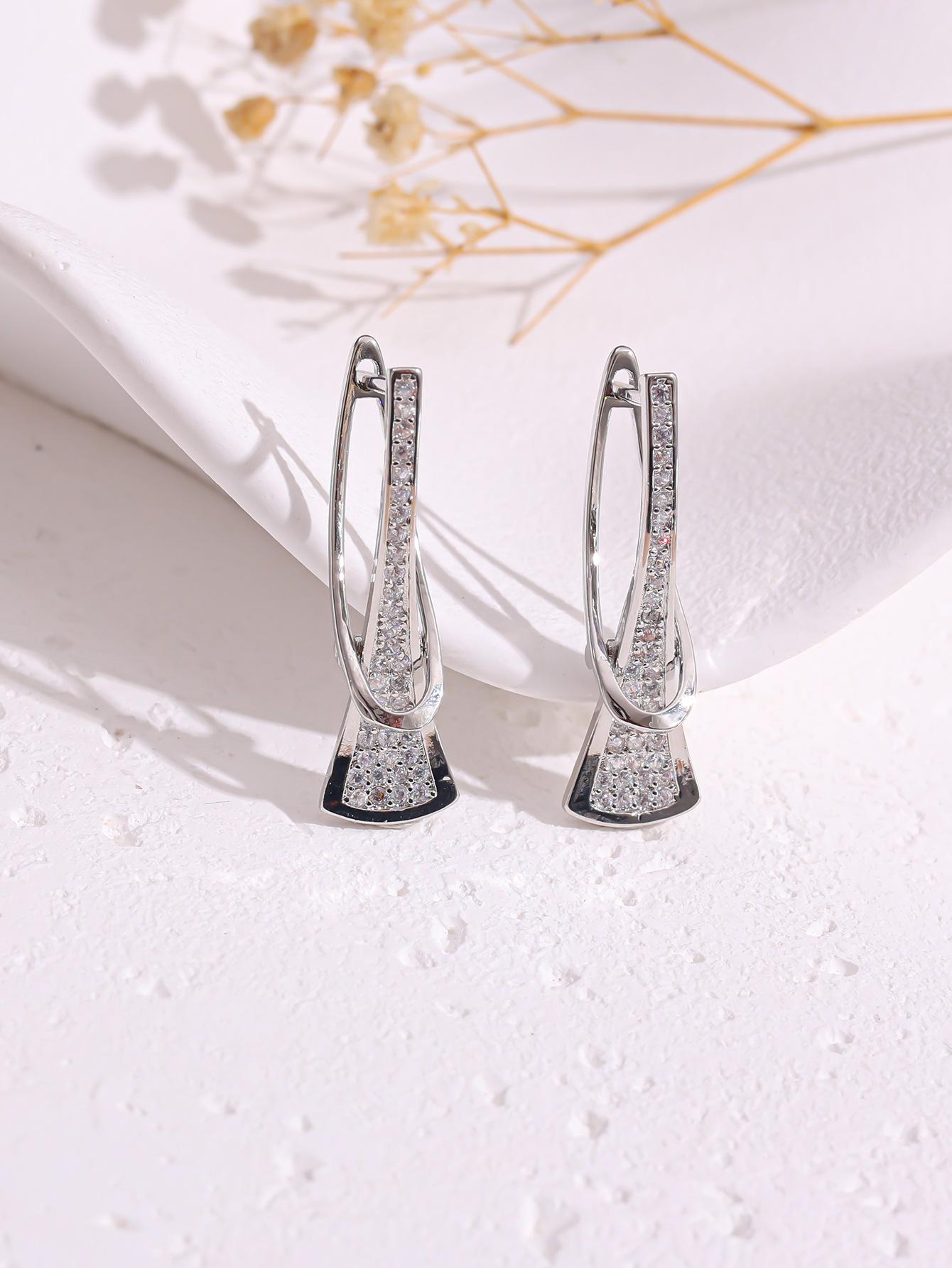 Luxury Zircon Stud Earrings For Women Minimalist Versatile Fashionable Personalized Jewelry серебряный