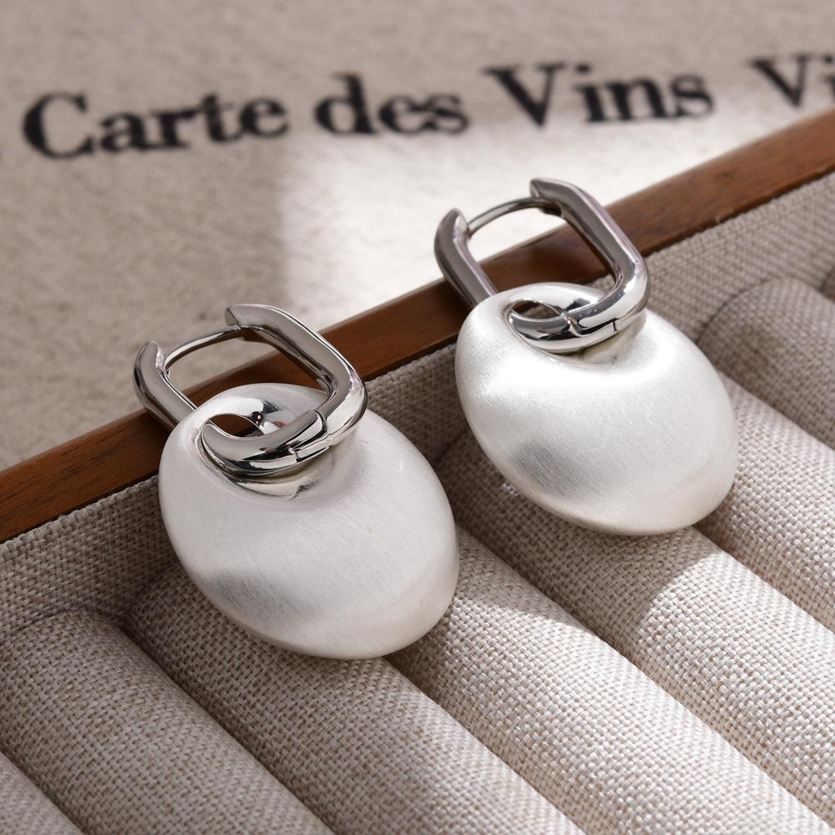 

Геометрические серьги-хагги, Матовый металл, Позолоченные, Простые серьги, Неправильные серьги-кольца