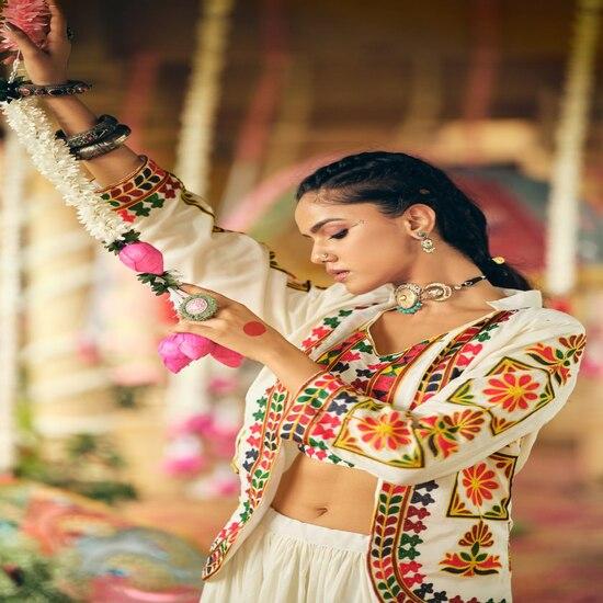 Stilig lagdelt skjørt og brodert jakke lehenga-ensemble