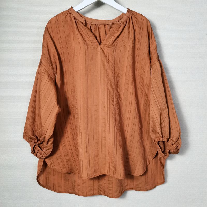 Original Order Leftover Stock Customer-Supplied Fabric V Neck Pullover 3/4 Sleeve Shirt for Women Minimalist Style Shirt Longer in the Rear Spring