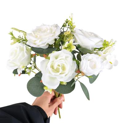 Simulationsblumen Seidenweiße Rosen Pflanze Feiertagsparty Dekorative Kunstblume Künstliche Rose Eukalyptusblätter Zimmerdekoration