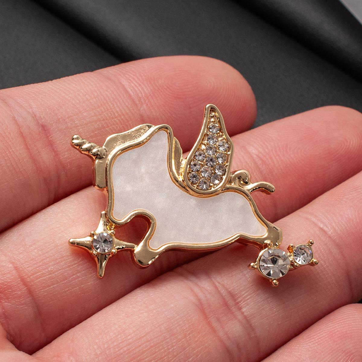 

Chic Rhinestone Unicorn Brooch: Versatile, Stylish Animal Lapel Pin in Light Luxury Fashion.