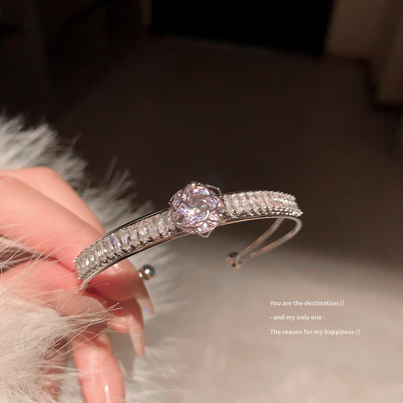 

Real gold electroplated zircon geometric bracelet temperament light luxury high-end bracelet simple commuter design bracelet