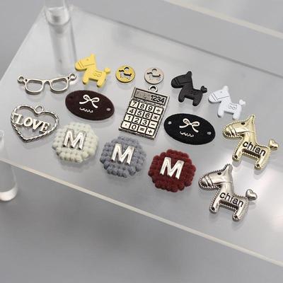 Toppe Metalliche Cucite a Mano con Lettere e Accessori Fai-da-te per Abbigliamento e Borse: Spille, Fibbie, Etichette Inglesi, Braccialetti, Collane e Ciondoli