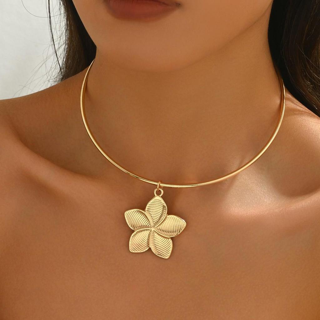 Elegant Retro Metal Flower Pendant Choker Necklace