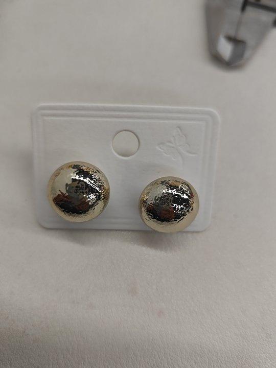 

2025 новые плиссированные круглые серьги-пусеты модные универсальные серьги с холодным ветром женские простые серьги высокого класса