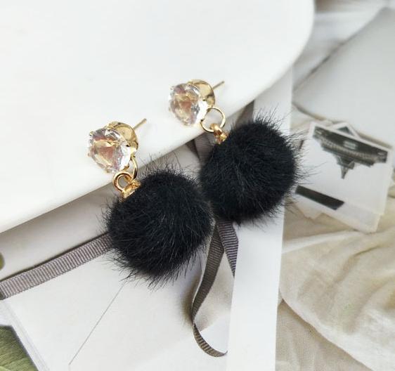 

New Temperament Short Paragraph Personality Joker Earrings, Hipster Simple Hair Ball Pendant Earrings Crystal Earrings Brincos чорний