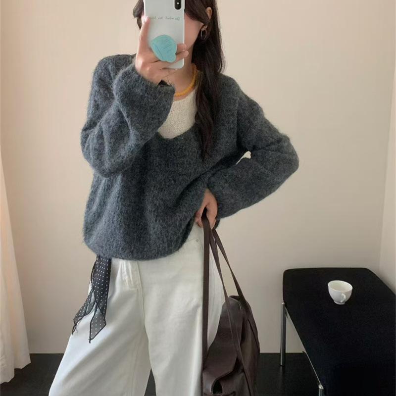 Två stickade tröjor med V-ringning får dig att se yngre ut i den nya höst- och vinterstilen. Mjuka, Mjuka och Avslappnade Tröjor för Kvinnor