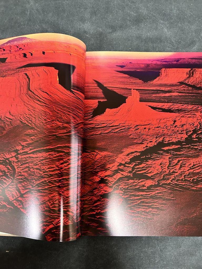 [USED] Signed book, price 28,000 yen. The original landscape of the gods, a collection of works by Yoshikazu Shirakawa.