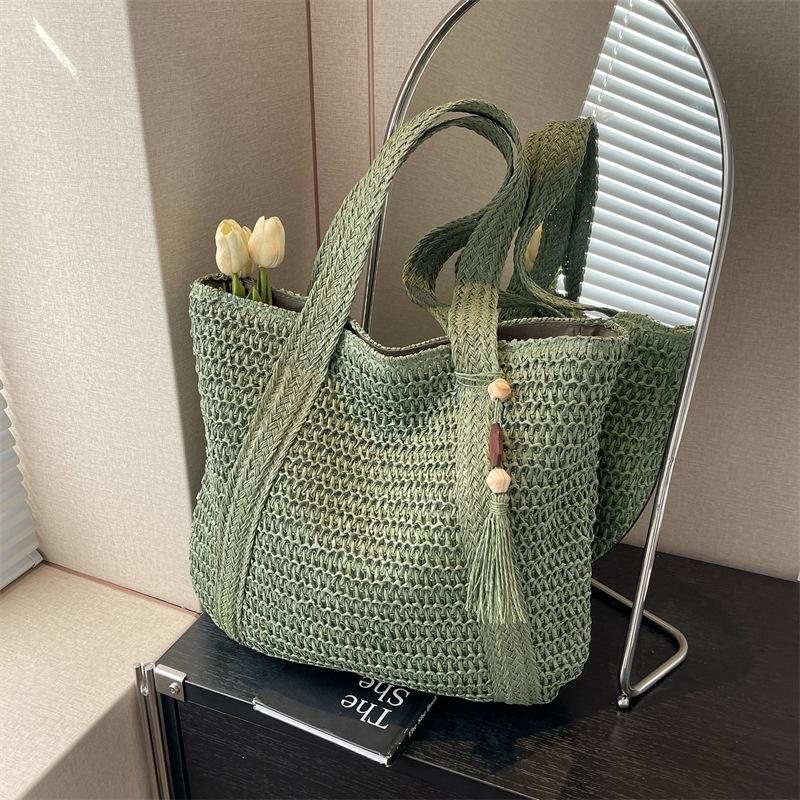 Large capacity seaside vacation beach bag women's new versatile woven straw bag commuter tote bag