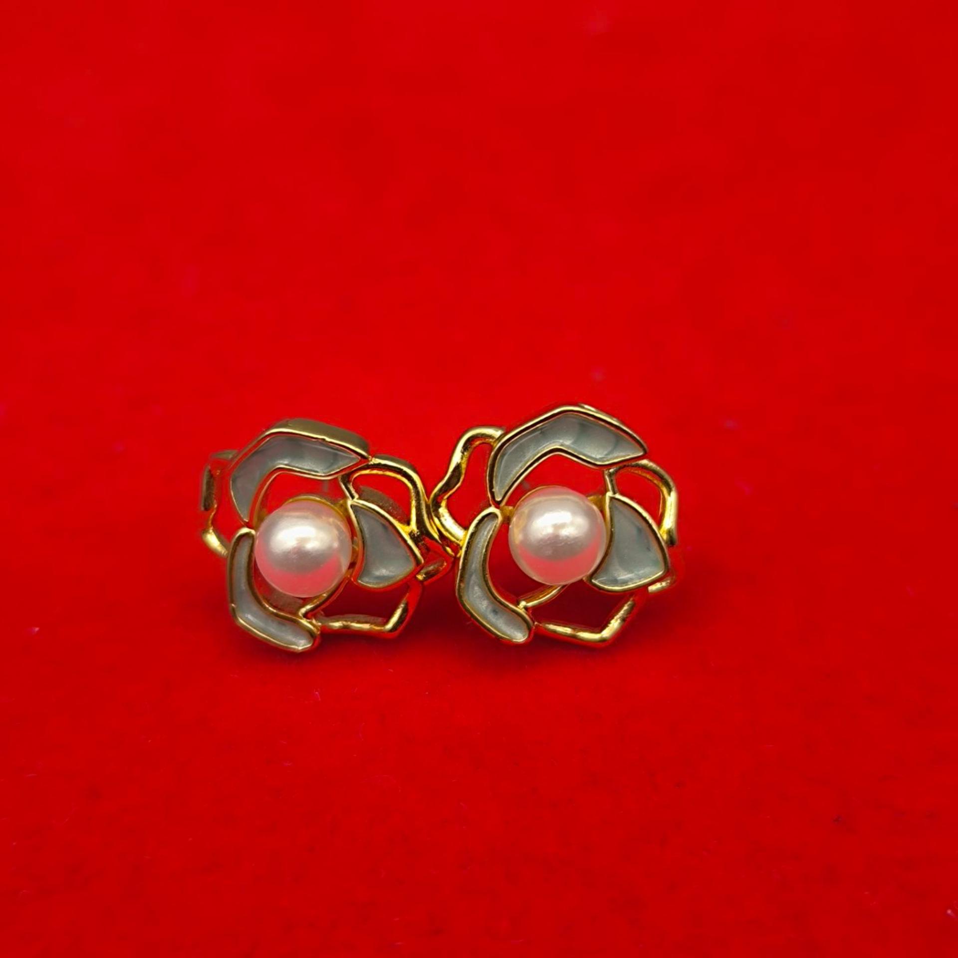 

Women s Retro Pearl Flower Earrings - French Oil Painting Style, Versatile and Elegant for Daily Wear