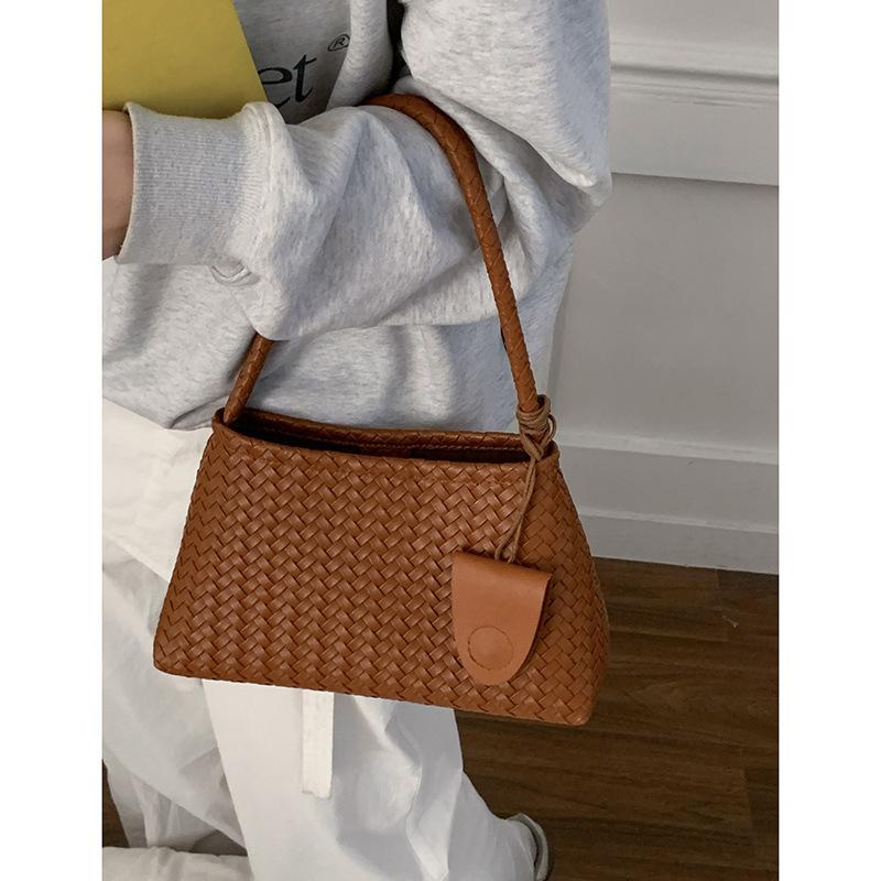 Retro woven high-end sense niche single shoulder tote bag women's 2025 new versatile large-capacity commuter underarm bag