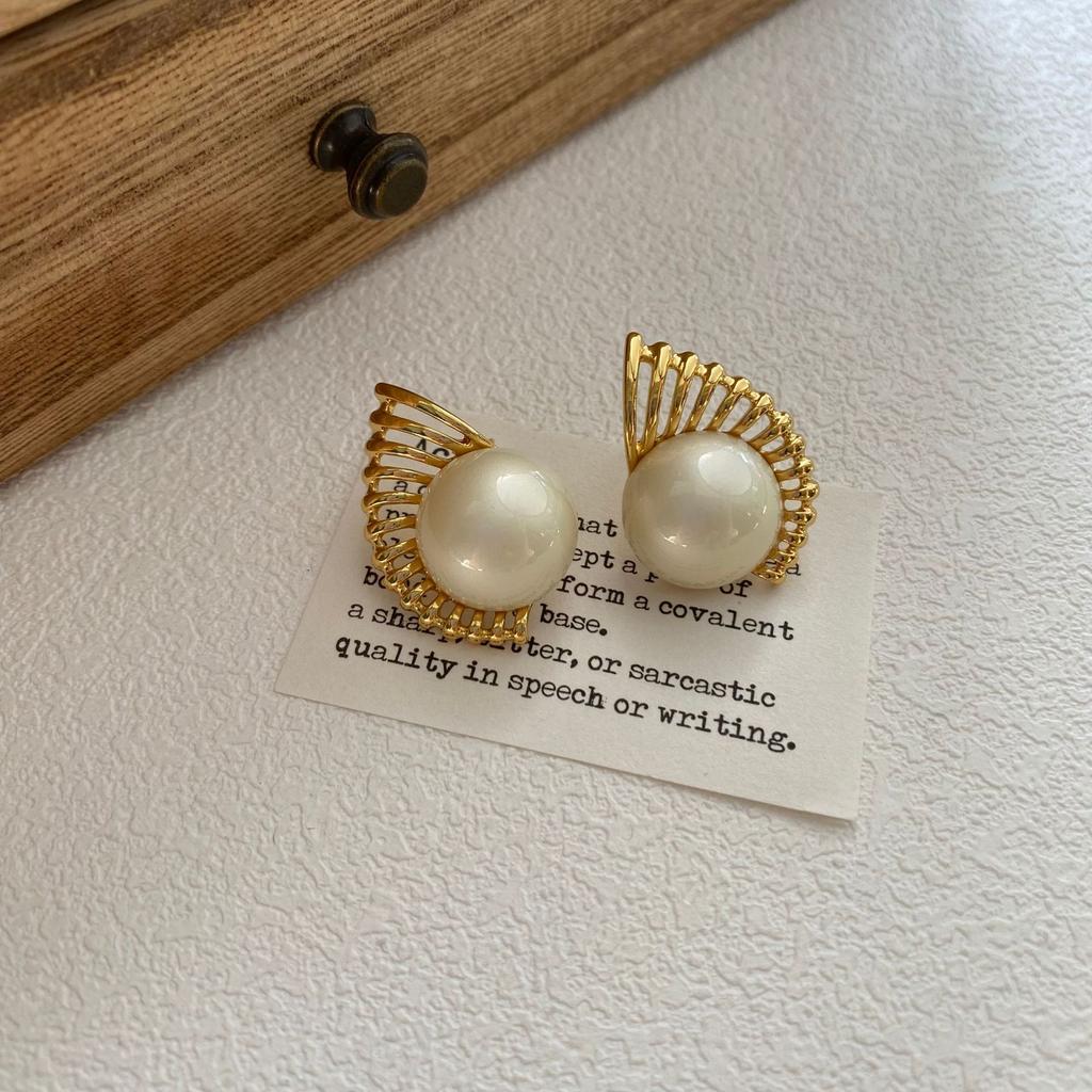 White Round Imitation Pearl Earrings for Women Golden Color Hollow Out Metal Side Stud Earrings Wedding Party Fashion Jewelry